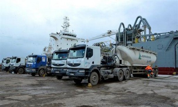 Port d’Arzew: exportation par l’Algérie d’un 1er chargement de ciment gris vers l’Afrique
