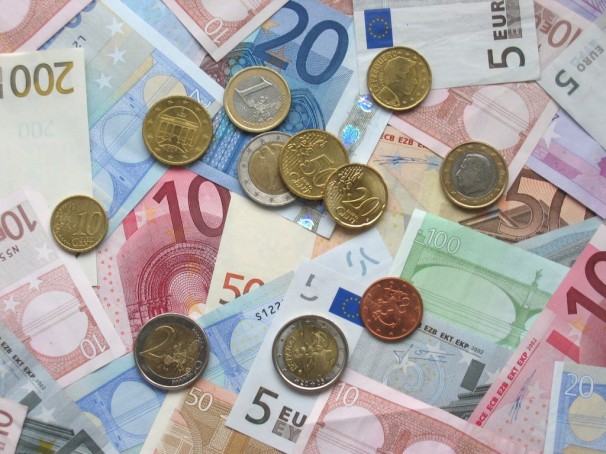 Les voyageurs tenus de déclarer leurs devises dès le seuil de 1 000 euros