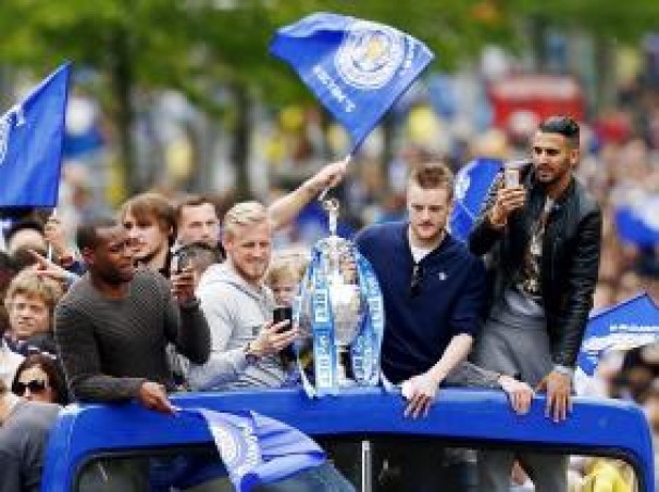 Élu meilleur joueur de la Premier League, Riyad Mahrez est sacré champion d’Angleterre avec son équipe Leicester